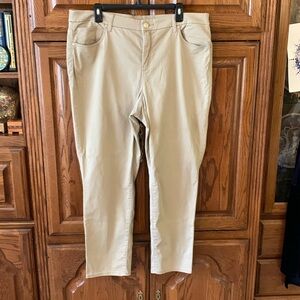 Chico’s “so slimming girlfriend ankle” pants beige size 3